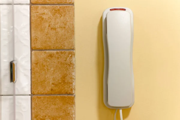 Téléphone Plastique Blanc Sur Mur Pour Appel Urgence Soutien — Photo