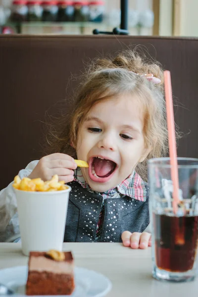 Niña Restaurante Comiendo Papas Fritas Bebiendo Cola — Foto de Stock