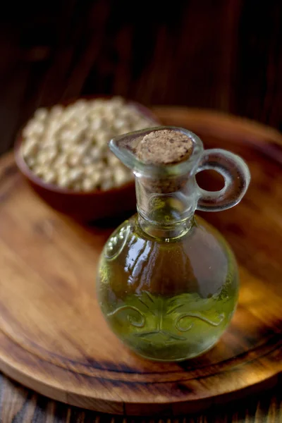 近くに大豆の入ったガラス瓶内の天然の大豆油 — ストック写真
