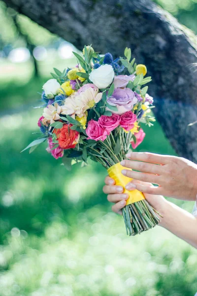 Mãos Mulher Segurando Lindo Buquê Casamento — Fotografia de Stock