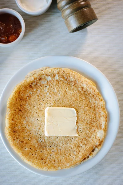 Ovanifrån Bord Med Ryska Pannkakor Med Smör — Stockfoto