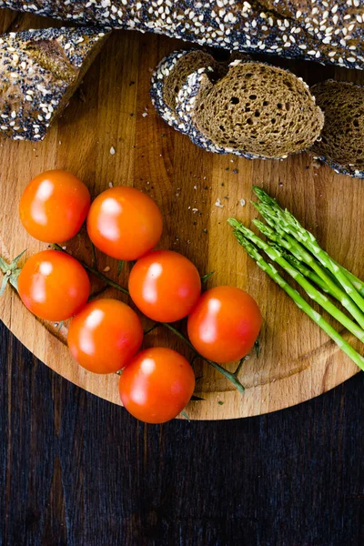 Vista Dall Alto Asparagi Pomodorini Pane — Foto Stock