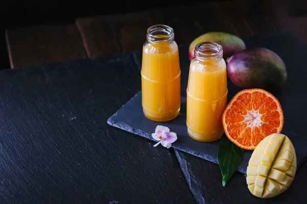 Glazen Flessen Gevuld Met Verse Detox Mango Oranje Smoothie — Stockfoto