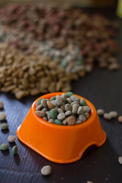 Cuenco Plástico Con Comida Seca Para Mascotas Tablero Madera Negro — Foto de Stock