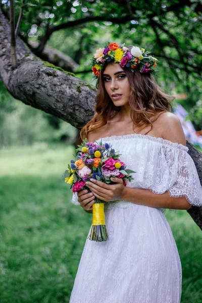 Gyönyörű Menyasszony Menyasszonyi Ruhában Virágcsokorral Virrasztással — Stock Fotó