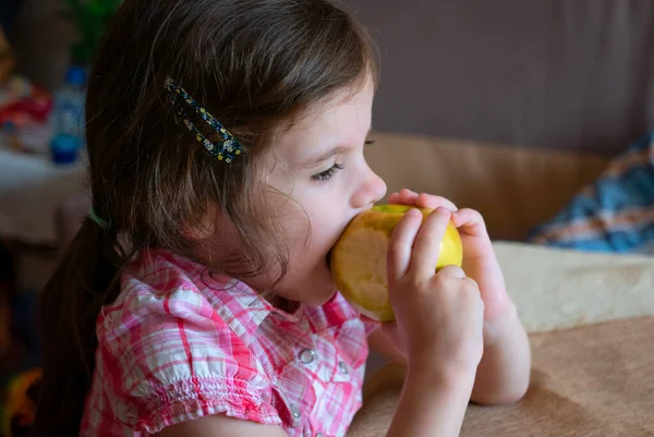 Divertido Adorable Niña Come Una Manzana — Foto de Stock