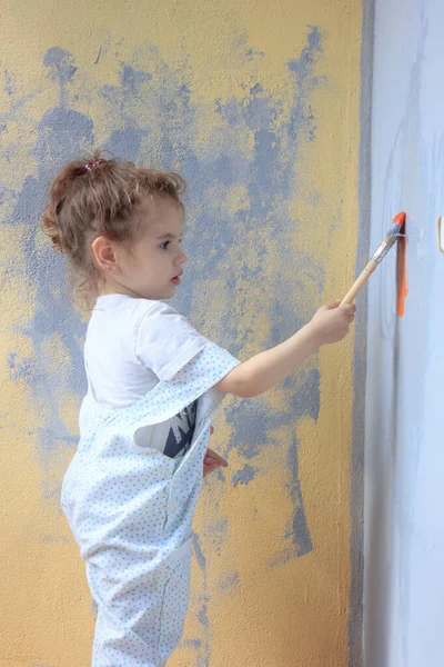 Petit Enfant Amuser Avec Pinceau Aider Rénover Les Murs Par — Photo