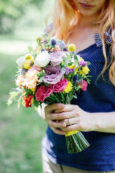 Buquê Casamento Braços Florista Livre — Fotografia de Stock