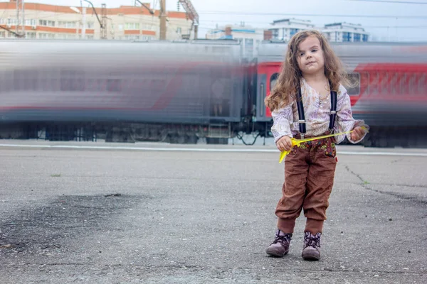 Niña Estación Tren Con Tren Empañado Fondo — Foto de Stock