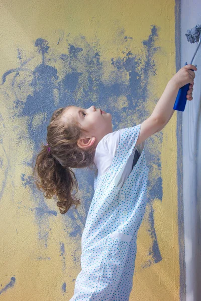 Little Kid Girl Maluje Ścianę Przez Wałek Farby — Zdjęcie stockowe