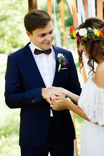 Bride Put Wedding Ring Groom Finger — Stock Photo, Image