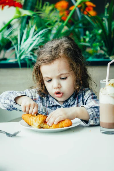 Petite Fille Mignonne Prenant Petit Déjeuner Avec Croissant Dans Restaurant — Photo