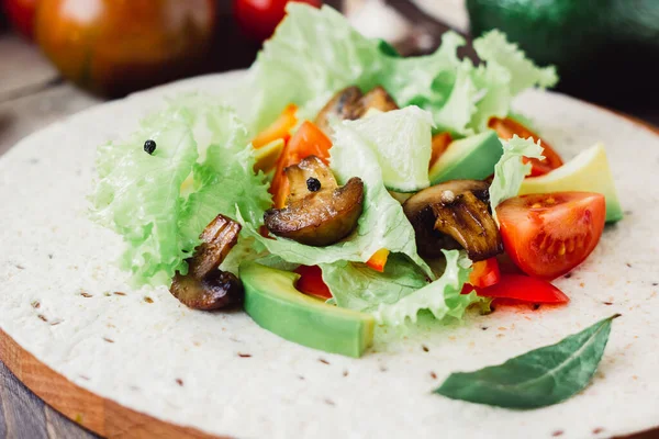 Doğal vejetaryen Meksika yemeği - Tortilla ekmeğinde taze salata