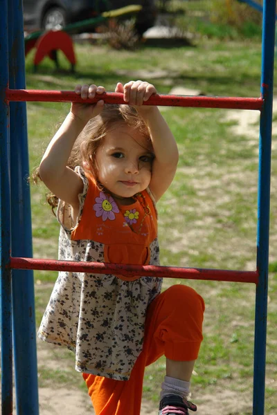Adorável Menina Subindo Escadas Parque Infantil — Fotografia de Stock