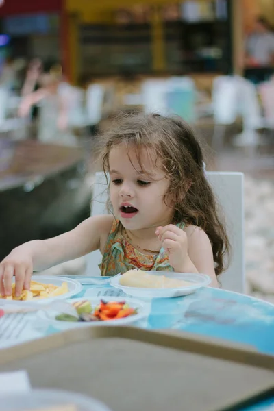 Anak Perempuan Makan Kafe Atau Restoran — Stok Foto