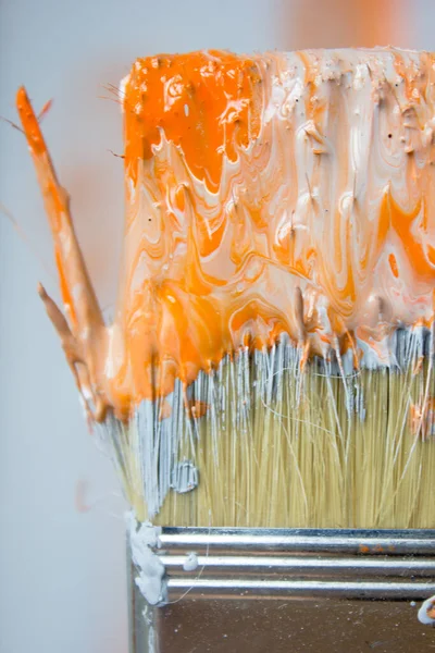 Borstel Met Oranje Witte Verf Als Renovatie Creatie — Stockfoto