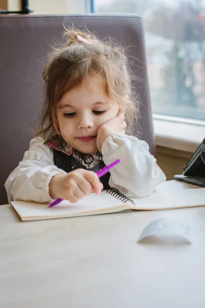 Kleines Mädchen Schreibt Oder Zeichnet Mit Stift Skizzenbuch — Stockfoto