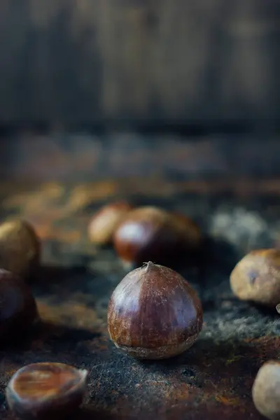 Castanhas Orgânicas Frescas Superfície Rústica Preta — Fotografia de Stock