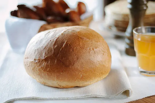 Φρέσκο Στρογγυλό Ψωμί Στο Τραπέζι Του Εστιατορίου — Φωτογραφία Αρχείου