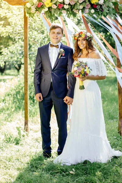 Schönes Hochzeitspaar Braut Und Bräutigam Bei Der Trauung — Stockfoto