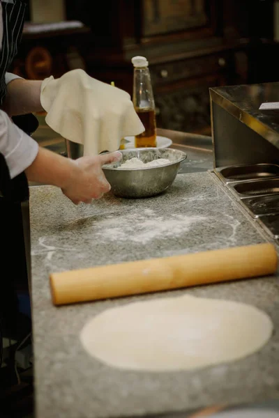 Chef Bereitet Teig Für Pizza Italienischer Pizzeria — Stockfoto