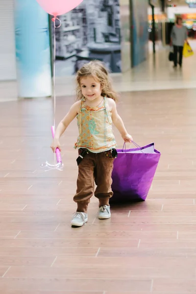 Niña Caminando Centro Comercial Con Bolsa Compras — Foto de Stock