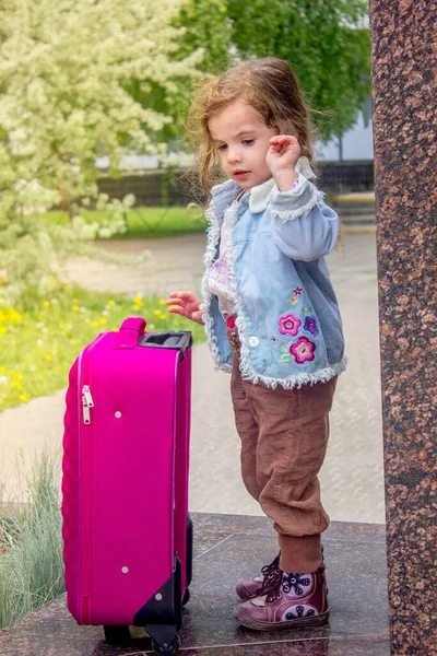 Niño Viajero Niña Chica Con Bolsa Viaje — Foto de Stock