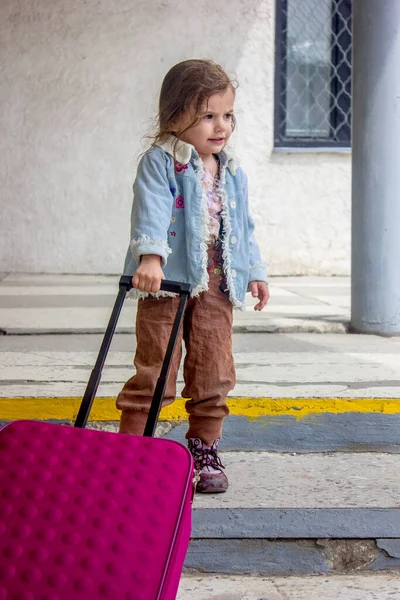 Liten Flicka Reser Ensam Hon Järnvägsstationen — Stockfoto