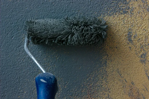 Schilder Roller Verf Door Blauwe Kleur Gele Muur — Stockfoto