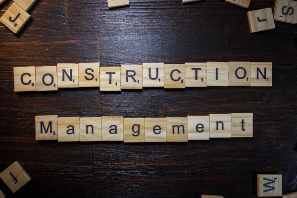 Słowo Lub Frazę Construction Management Wykonane Liter Scrabble Czarnym Stole — Zdjęcie stockowe
