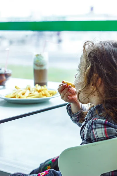 Anak Perempuan Restoran Makan Makanan Cepat Saji — Stok Foto