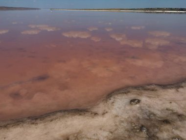 Büyüleyici pembe Kuyalnik Liman, bulutların ayna yansımaları, Odesa, Ukrayna yakınlarındaki doğal bir simge..