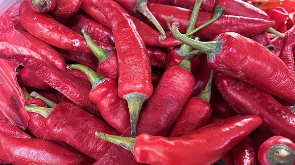 Markette taze kırmızı biber sergileniyor.