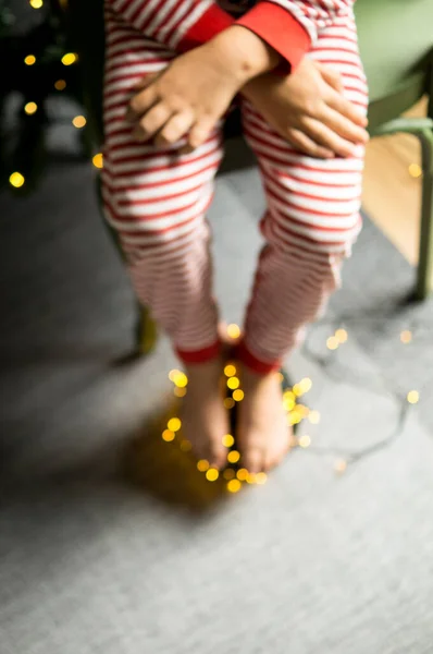 Noel giysileri içinde tatlı bir oğlan yerde..