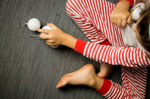 Küçük çocuk oyuncakla oynuyor.