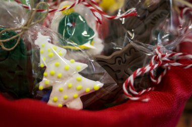 Noel pazarında Noel süslemeleri