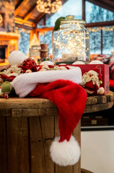 Ahşap masada noel süsü