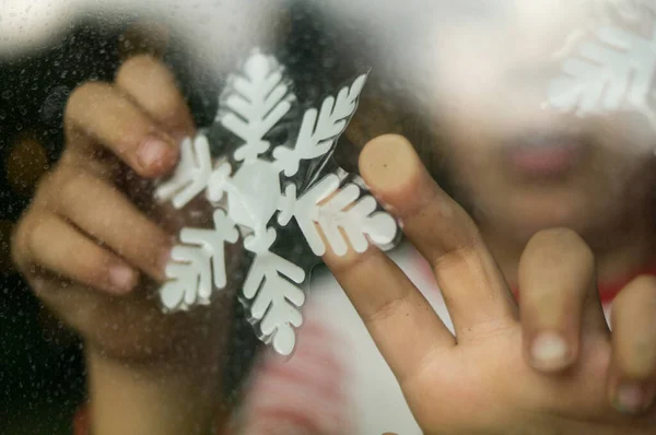 Karda bir bardakla eli kapat.