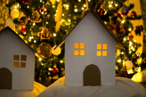 Yeni yıl ve yılbaşı geçmişi. Noel ağacı Noel oyuncakları ve süslemeleri ile.