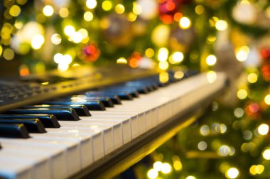 Noel ışıkları ve notalı klavye..