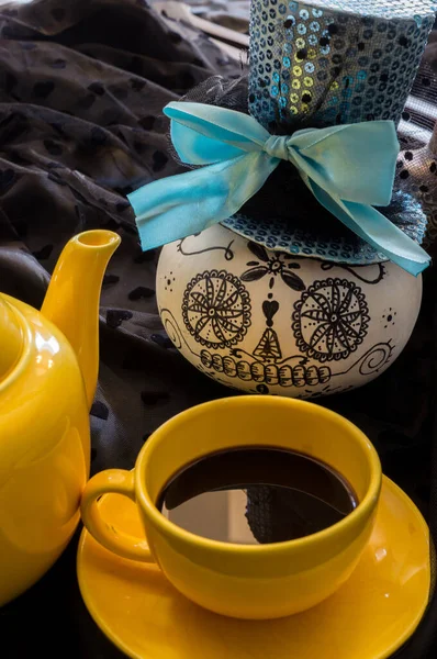 Ev yapımı Catrina 'nın önünde sarı kahve fincanı, Ölüler Günü konsepti.