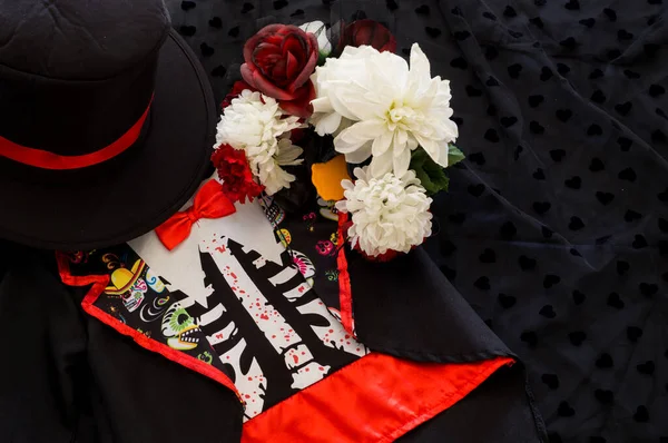 Gitarlı ve bantlı Ölüler Günü kostümü.