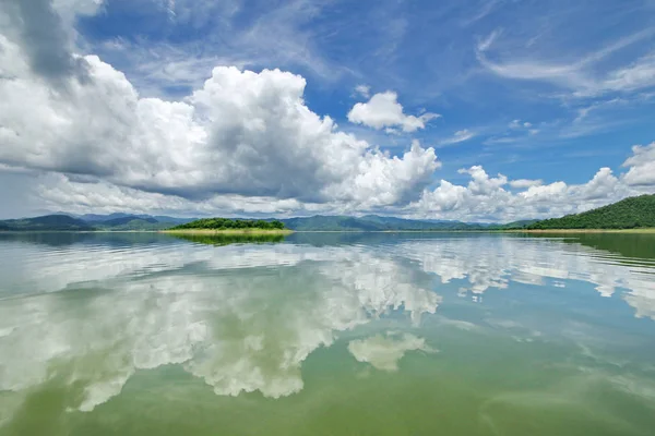 Bela Vista Ilhas Montanhas Lago Represa Dia Nuvens Reflexo Nuvens — Fotografia de Stock