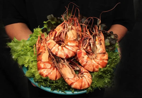 Ready Grilled Large Fresh Prawns Served Megetables Blue Plate — Stock Photo, Image