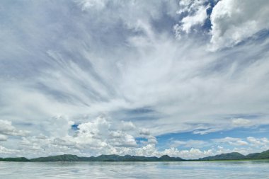 Güzel manzara, Islands ve dağlar Baraj Gölü üzerinde. Bulutlar ve güzel reservior bulut yansıması Kaengkrachan Milli Parkı, Tayland gününde.