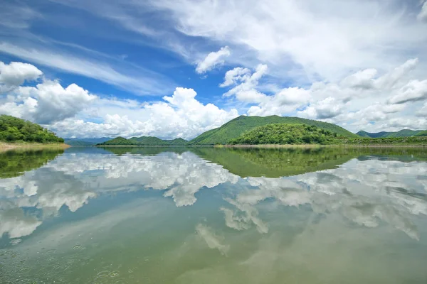 Bela Vista Ilhas Montanhas Lago Represa Dia Nuvens Reflexo Nuvens — Fotografia de Stock