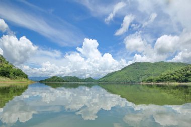 Güzel manzara, Islands ve dağlar Baraj Gölü üzerinde. Bulutlar ve güzel reservior bulut yansıması Kaengkrachan Milli Parkı, Tayland gününde.