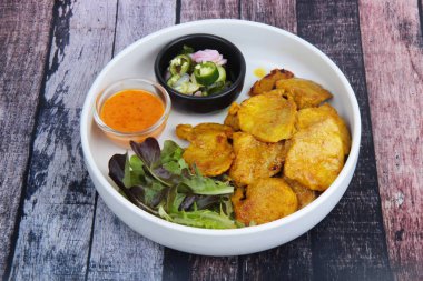 Ev yapımı kömür haşlanmış domuz eti satay, Ar Jad Tay ve somun sos olarak salatalık biber Sos ile servis vardır popüler Asya Mutfağı.