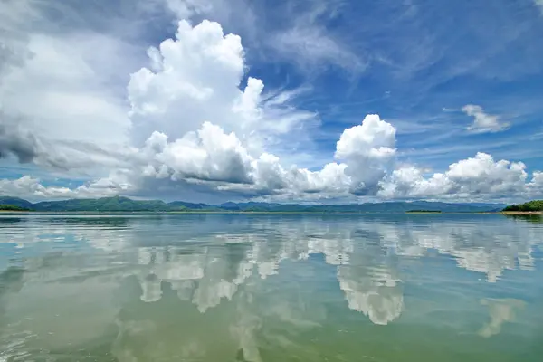 Bela Vista Ilhas Montanhas Lago Represa Dia Nuvens Reflexo Nuvens — Fotografia de Stock