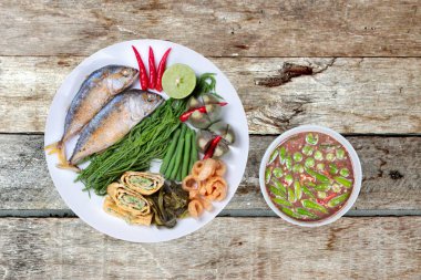 Nam Prik Kapi Tay içinde derin ateş balık ile uzun-patlıcan, haşlanmış mercimek, sebze omlet ve dilimlenmiş salatalık servis gibi Tayland popüler mutfağı, baharatlı karides dip yapıştırın..